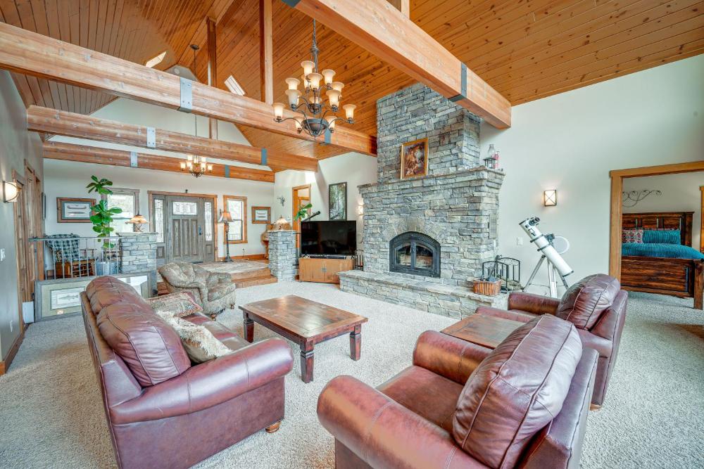 Pine Mountain Club Cabin with Private Deck and Views!